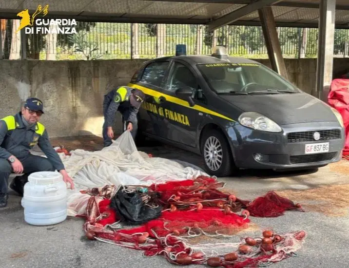 Controlli sulla pesca illegale lungo la costa jonica, doppio intervento della Guardia di Finanza: sequestri, sanzioni e denunce\n