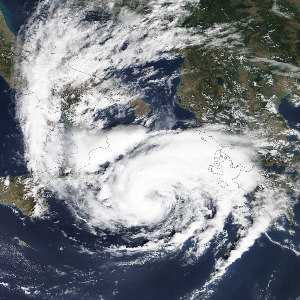 Cicloni mediterranei, il volto tropicale del Mare Nostrum: da Ianos a Harry, le facce (e i danni) del maltempo estremo\n