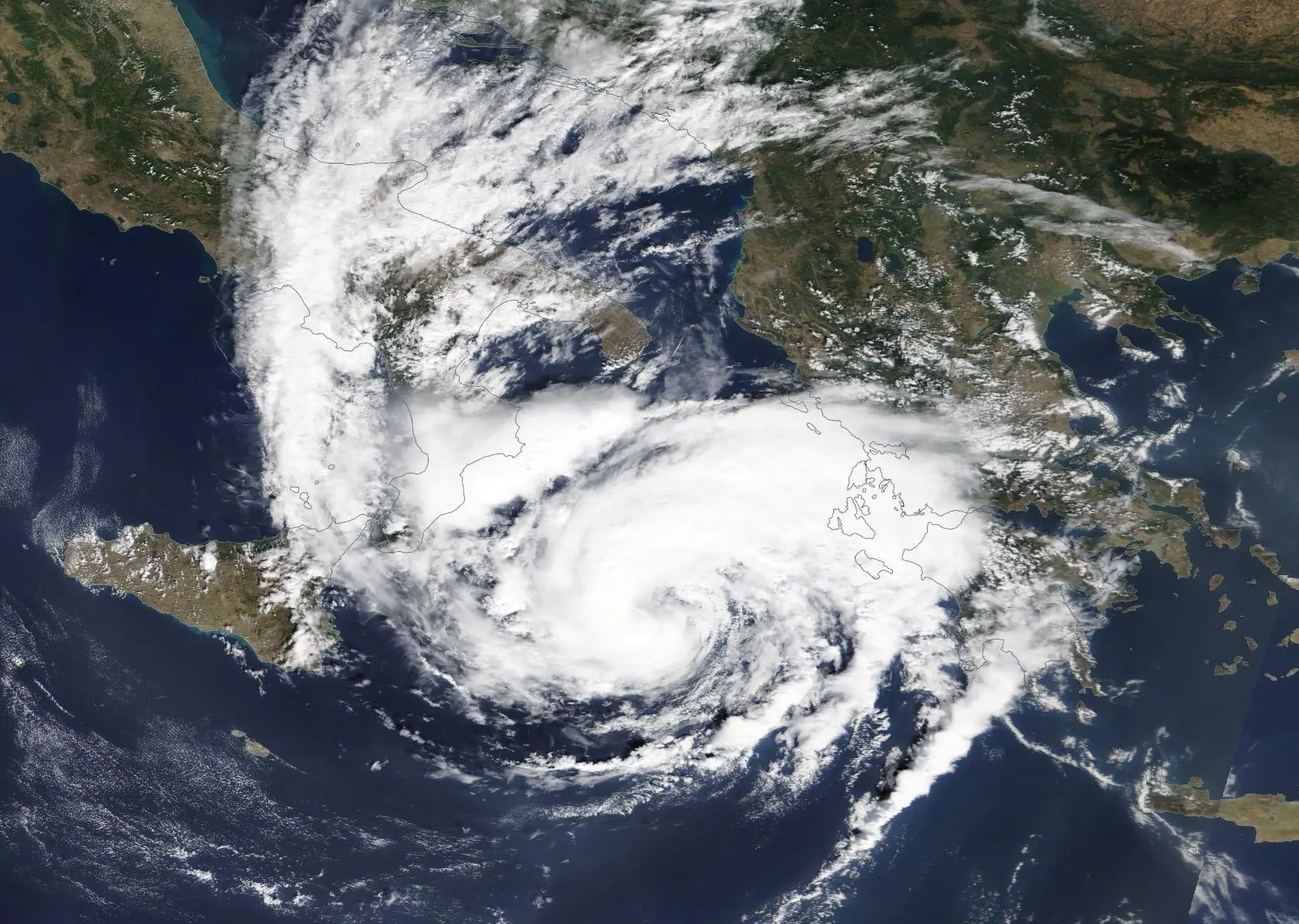 Cicloni mediterranei, il volto tropicale del Mare Nostrum: da Ianos a Harry, le facce (e i danni) del maltempo estremo\n