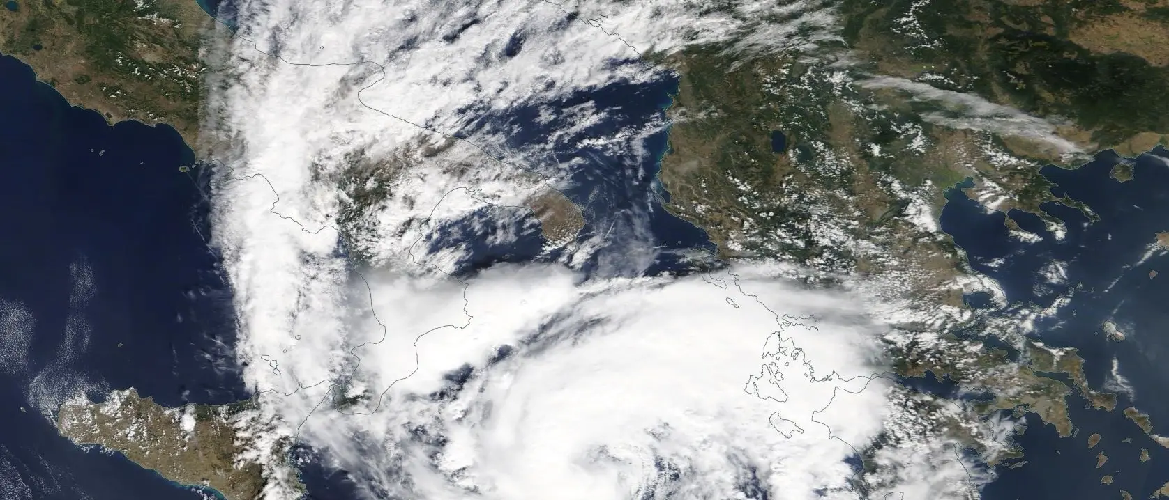 Cicloni mediterranei, il volto tropicale del Mare Nostrum: da Ianos a Harry, le facce (e i danni) del maltempo estremo\n