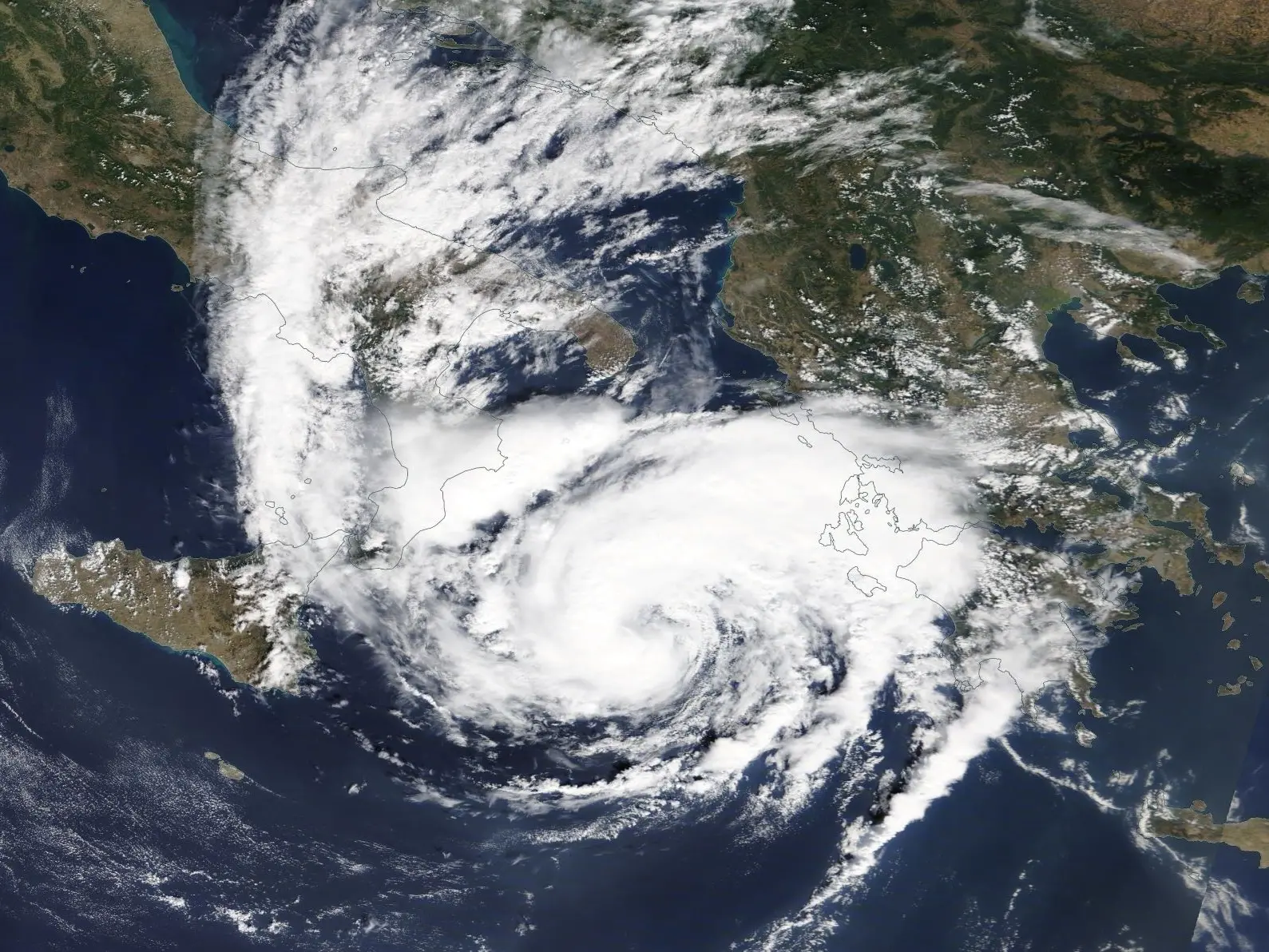 Cicloni mediterranei, il volto tropicale del Mare Nostrum: da Ianos a Harry, le facce (e i danni) del maltempo estremo