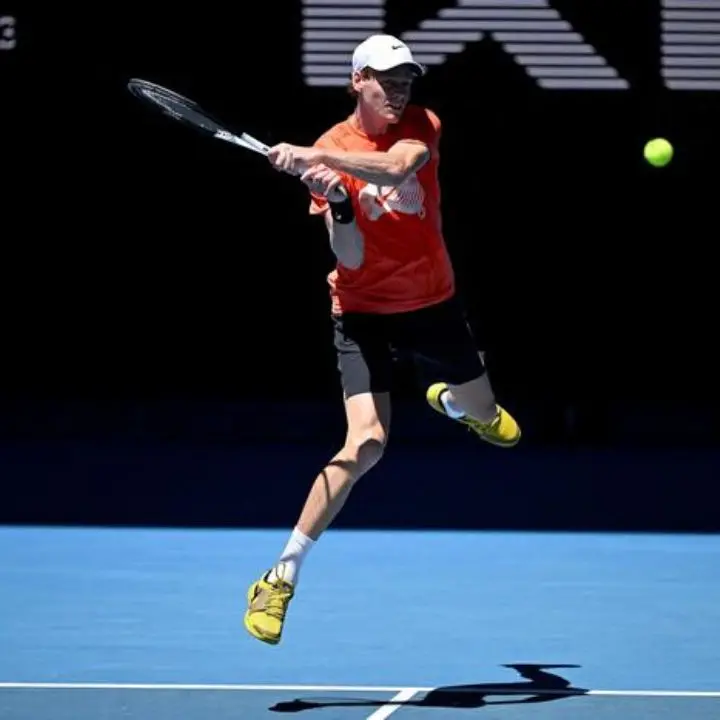 Tennis, Sinner accede al secondo turno\u00A0degli Australian Open: Gaston si ritira al terzo set