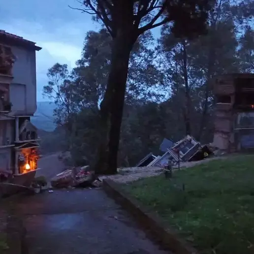 Allerta rossa in Calabria, a San Mauro Marchesato crolla un’ala del cimitero: le\u00A0bare finiscono in un burrone\n