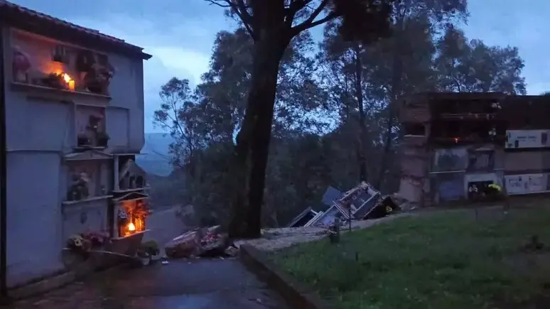 <p>Il cimitero di San Mauro Marchesato (foto Ansa)</p>\\n