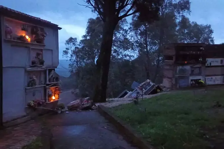 Allerta rossa in Calabria, a San Mauro Marchesato crolla un’ala del cimitero: le\u00A0bare finiscono in un burrone\n