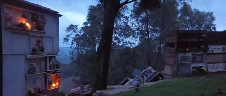 Allerta rossa in Calabria, a San Mauro Marchesato crolla un’ala del cimitero: le\u00A0bare finiscono in un burrone\n