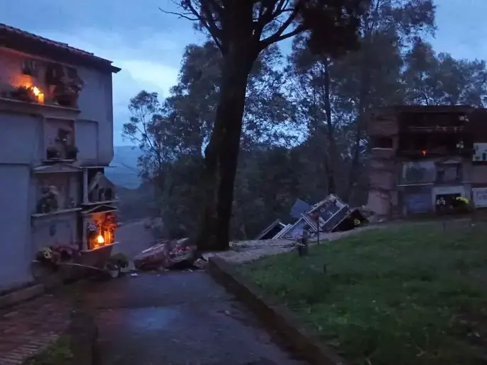 Allerta rossa in Calabria, a San Mauro Marchesato crolla un’ala del cimitero: le bare finiscono in un burrone