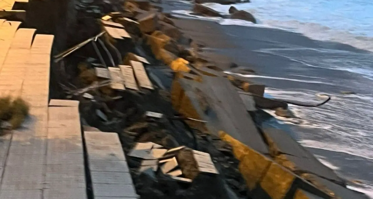 L'uragano Harry scuote la Calabria, il lungomare di Melito Porto Salvo viene sbranato da una mareggiata