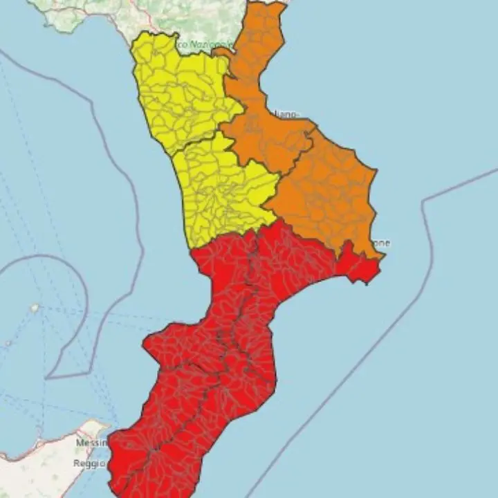 Il ciclone Harry investe la Calabria. Praia a Mare: crolla la copertura di un ristorante. Allerta rossa nel Vibonese | LIVE BLOG