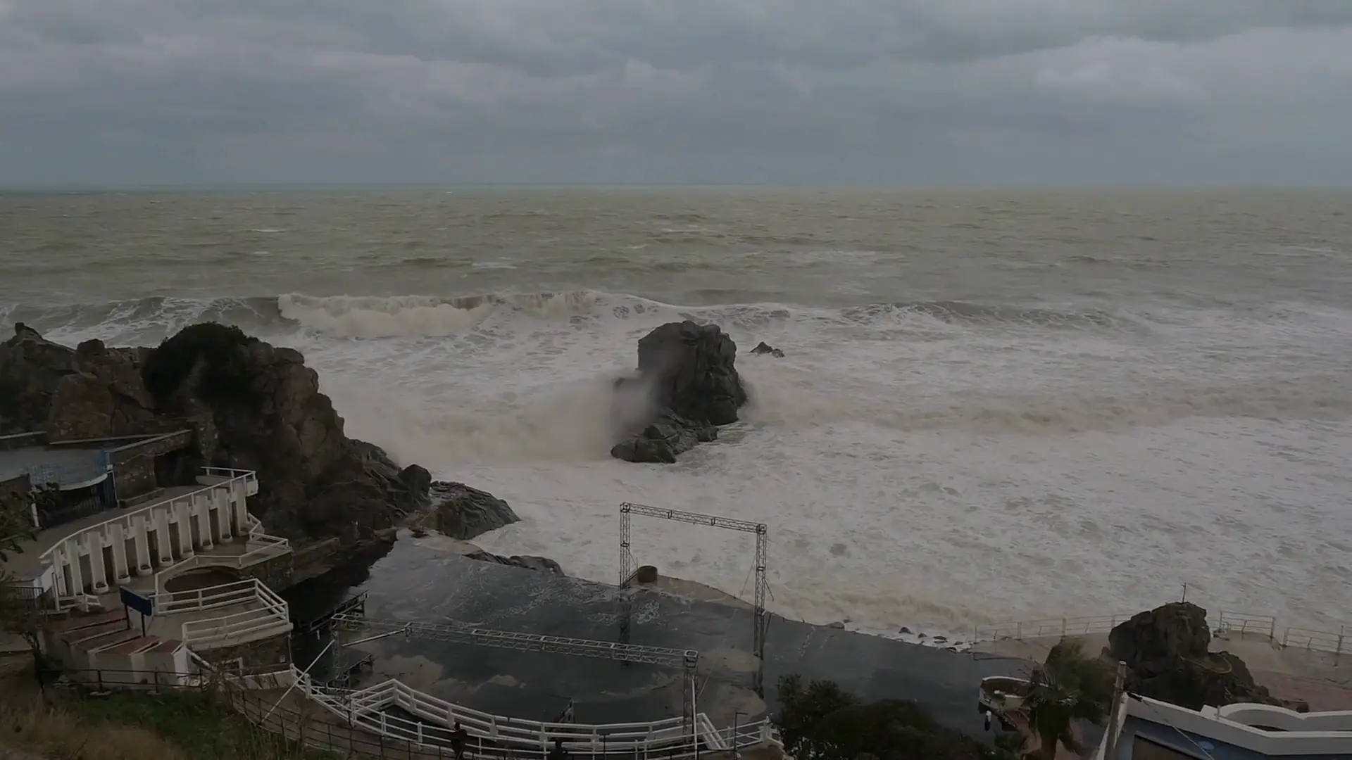 Il mare in tempesta aggredisce la costa ionica: il Catanzarese piegato dal maltempo