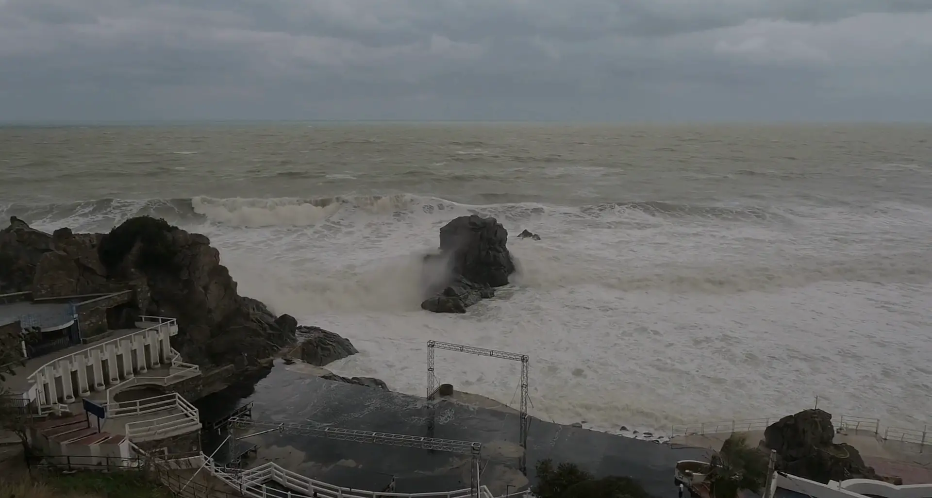 Il mare in tempesta aggredisce la costa ionica: il Catanzarese piegato dal maltempo