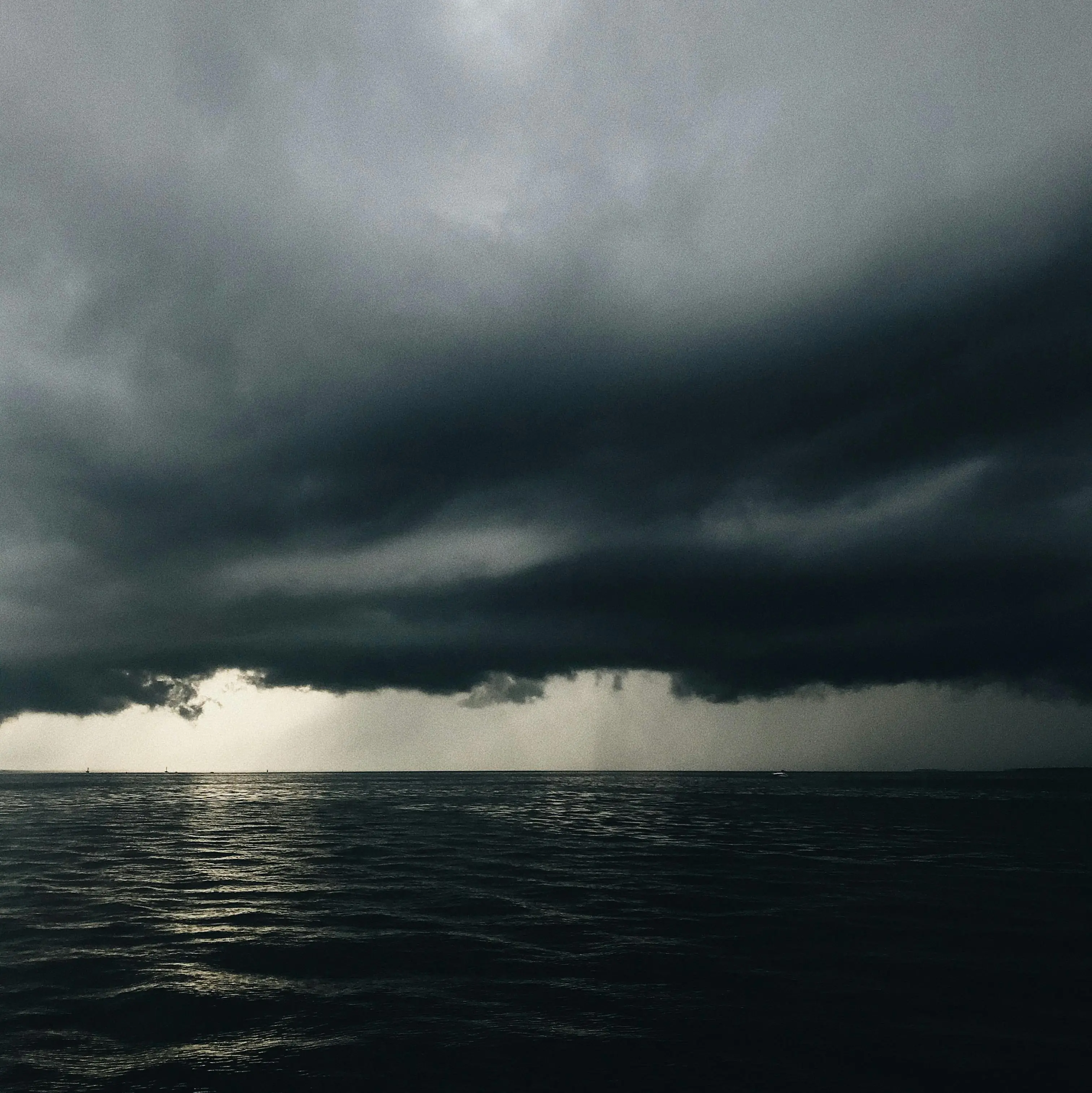 Tirreno e Ionio più caldi, aumenti anomali fino a 5 gradi. L’Ingv: «Più vapore in atmosfera scatena eventi estremi»\n