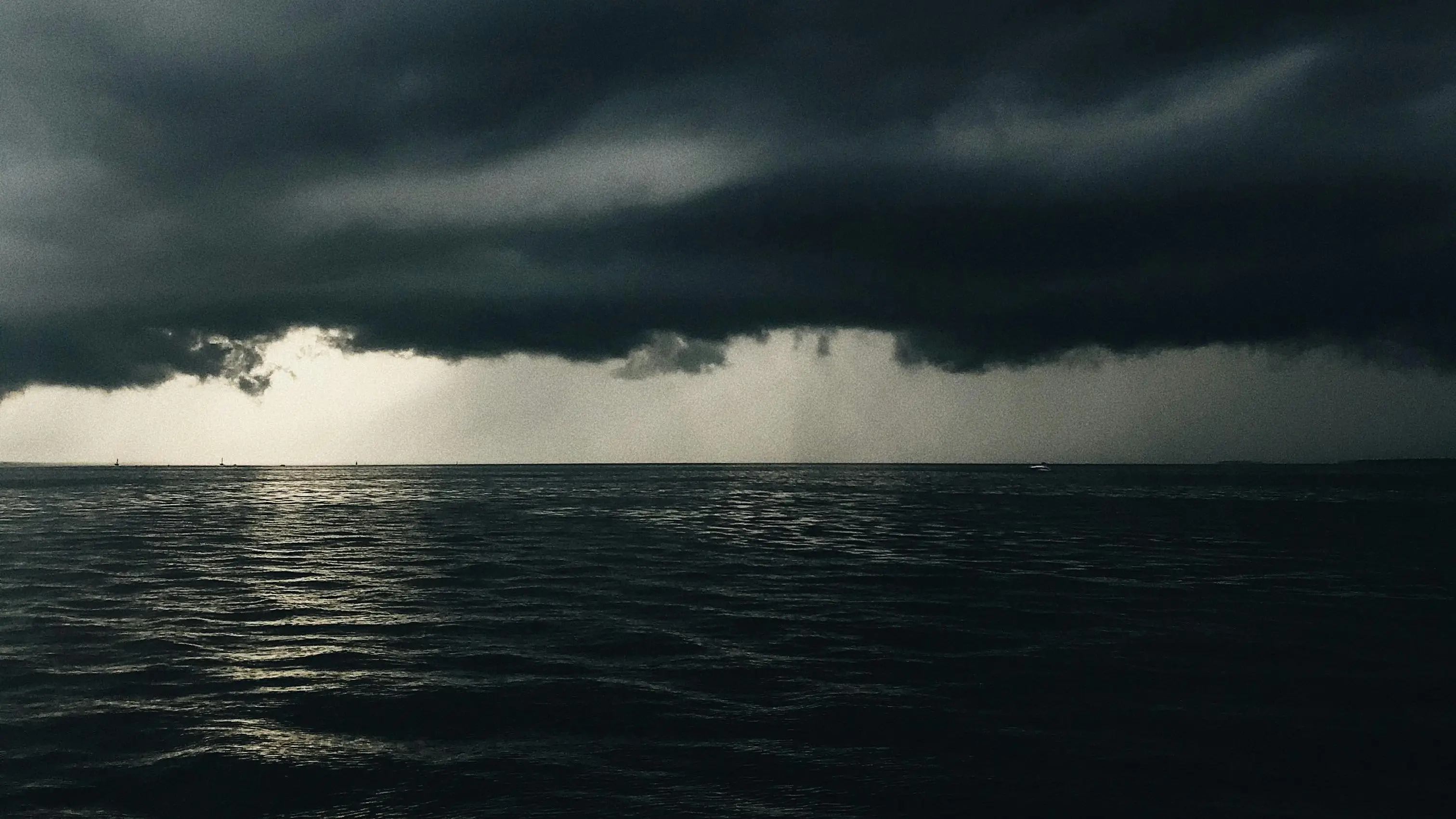 Tirreno e Ionio più caldi, aumenti anomali fino a 5 gradi. L’Ingv: «Più vapore in atmosfera scatena eventi estremi»\n