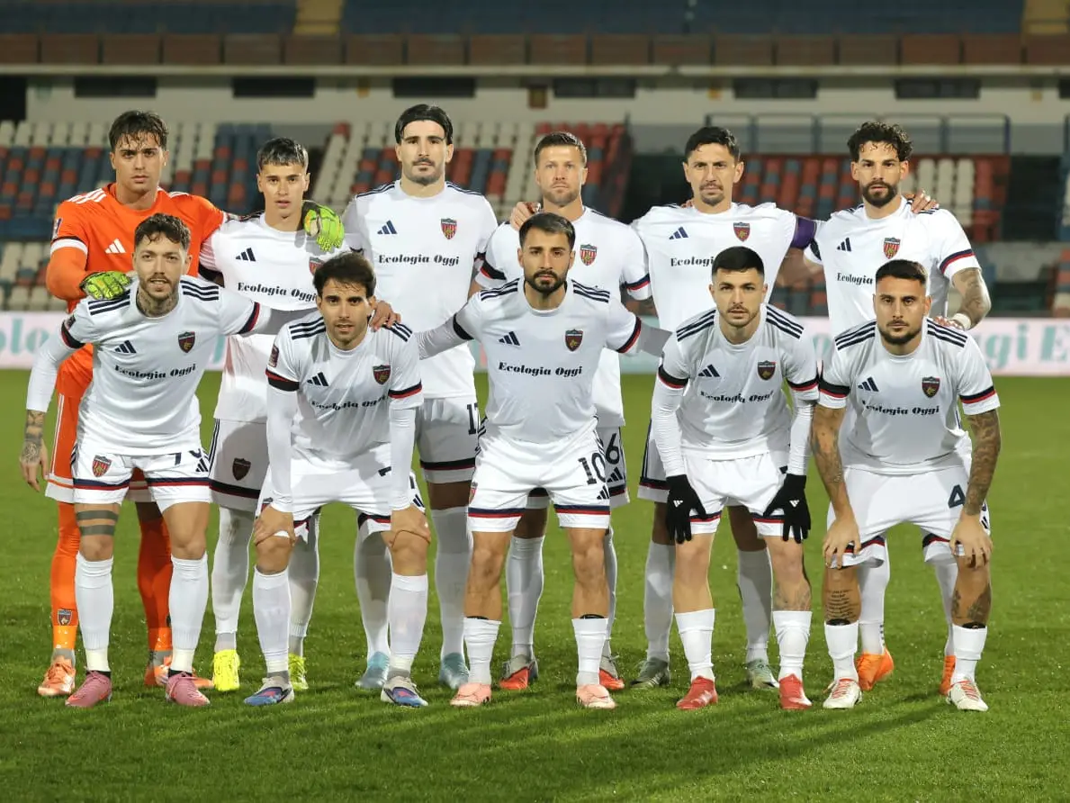 Cosenza, insoddisfazione diffusa dopo il derby. E Guarascio va via prima...