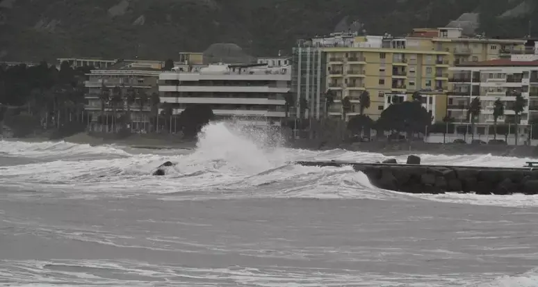 Allerta in Calabria, a Crotone\u00A0scatta l'ordine di evacuazione per le zone costiere a nord della città\n