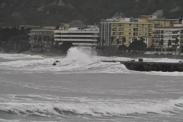 Allerta in Calabria, a Crotone\u00A0scatta l'ordine di evacuazione per le zone costiere a nord della città\n