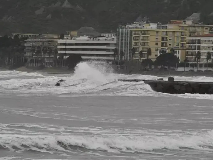 Allerta in Calabria, a Crotone scatta l'ordine di evacuazione per le zone costiere a nord della città