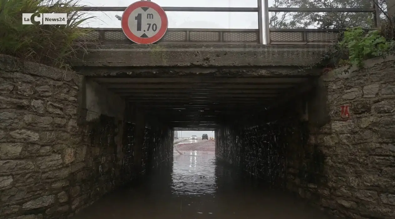 Maltempo, a Bianco strade allagate