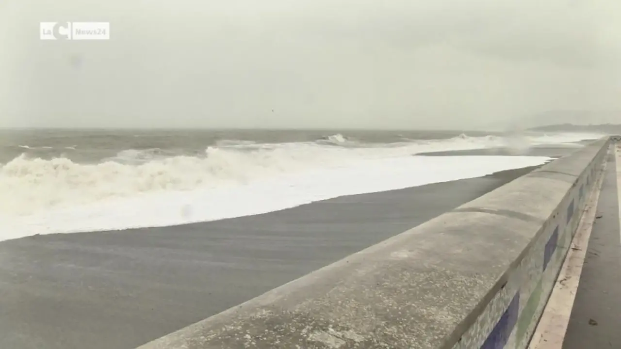La potenza del mare in tempesta a Catanzaro Lido, ecco le immagini