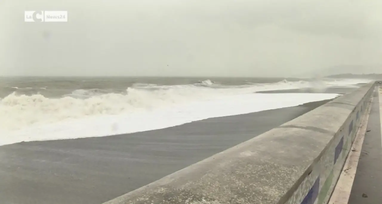 La potenza del mare in tempesta a Catanzaro Lido, ecco le immagini