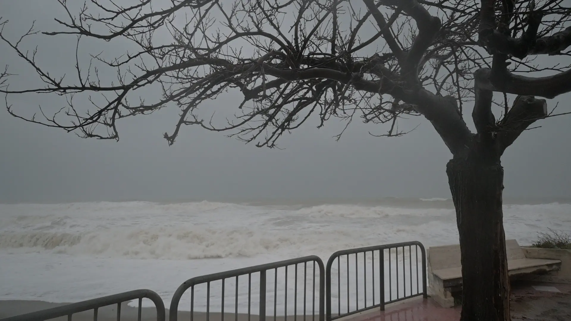 Maltempo, mare in tempesta a Bovalino