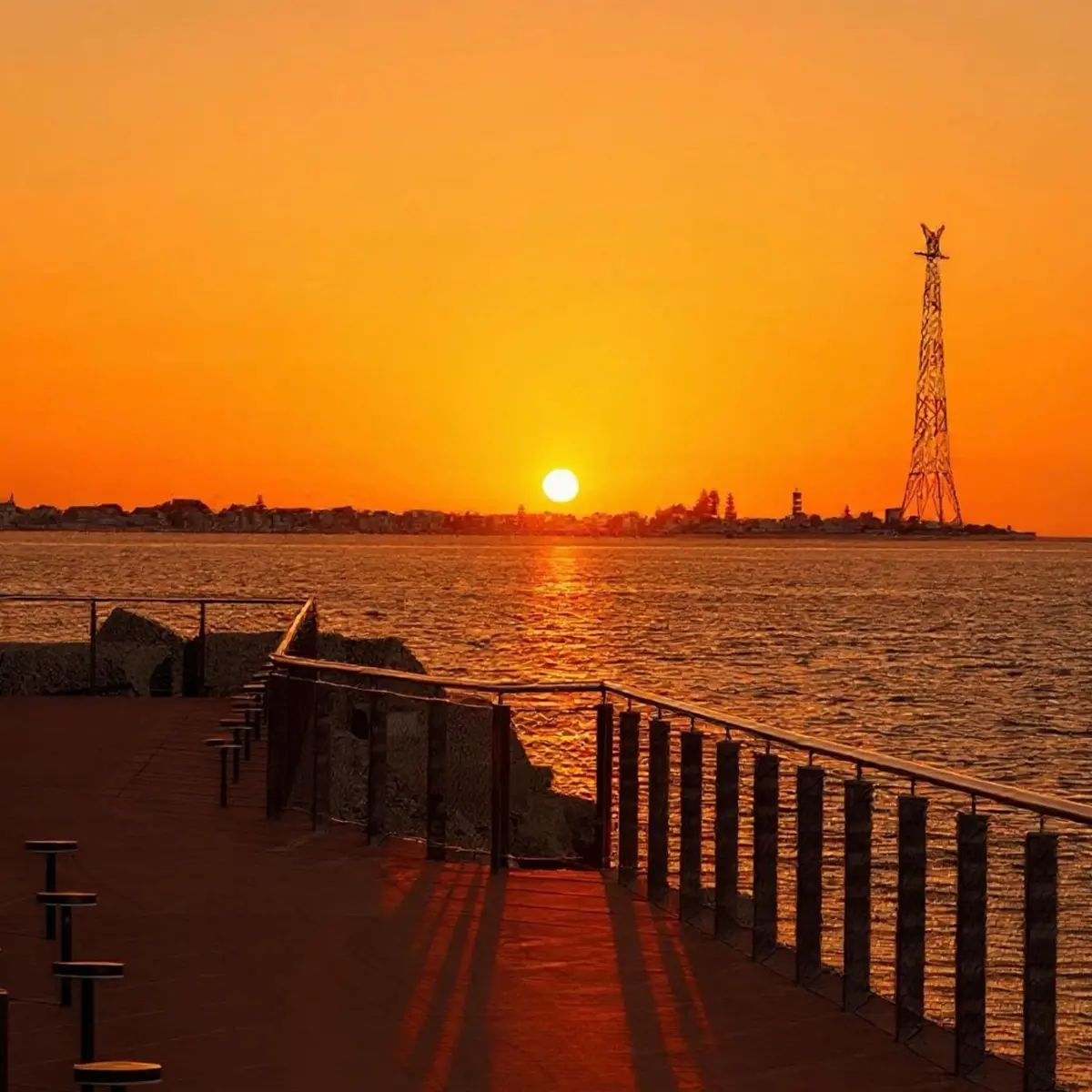 Tra i raggi d’oro e lo Stretto: poesia sul molo di Pezzo\n