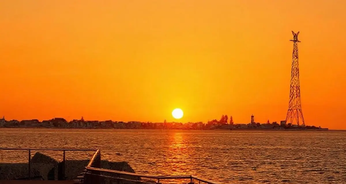 Tra i raggi d’oro e lo Stretto: poesia sul molo di Pezzo\n