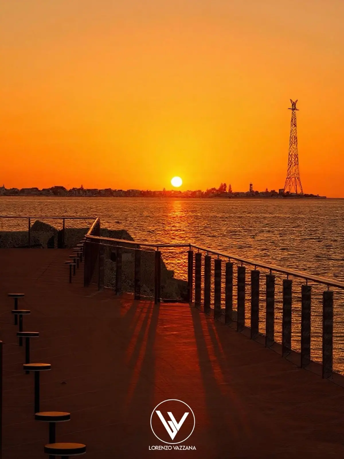 Tra i raggi d’oro e lo Stretto: poesia sul molo di Pezzo\n