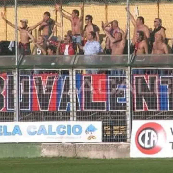 Vibonese, tifosi con mister\u00A0Esposito (esonerato): «L'uomo giusto per la salvezza». E lanciano un\u00A0azionariato popolare\n