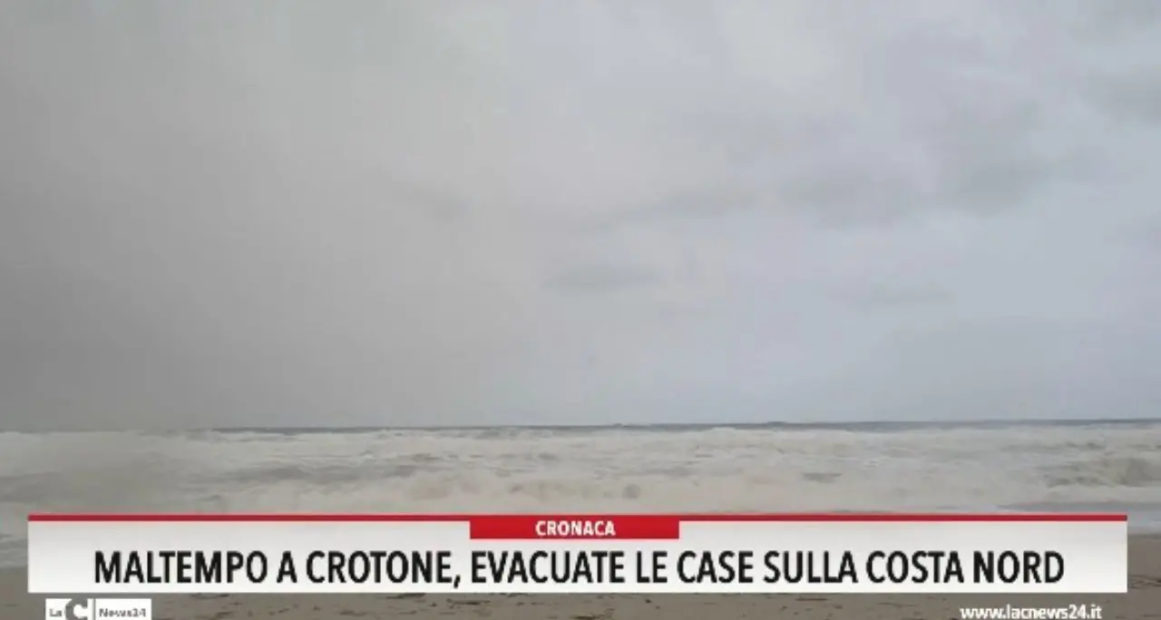 Maltempo a Crotone, evacuate le case sulla costa nord