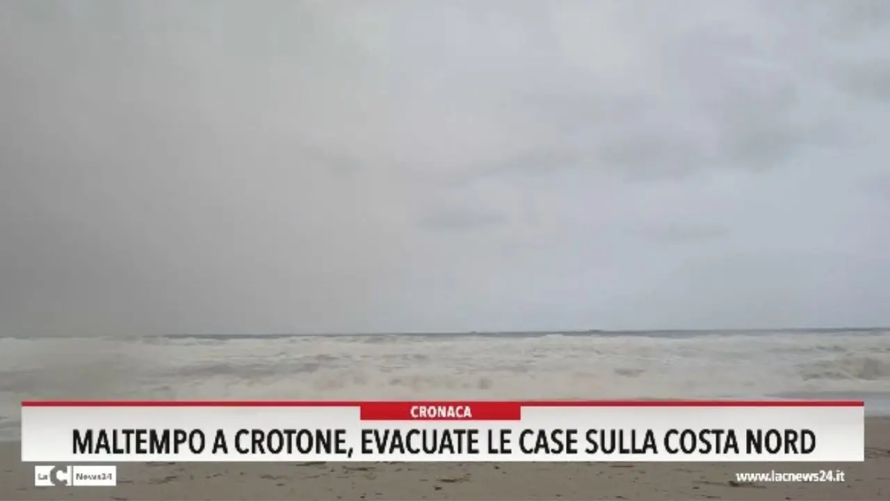 Maltempo a Crotone, evacuate le case sulla costa nord