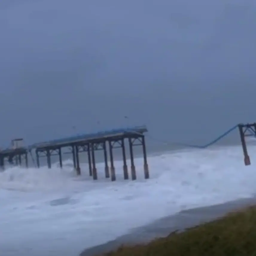 Maltempo, a Siderno il mare divora il vecchio pontile\n