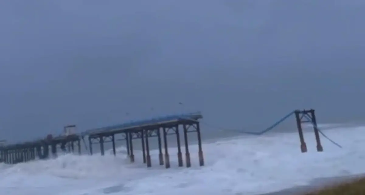 Maltempo, a Siderno il mare divora il vecchio pontile\n