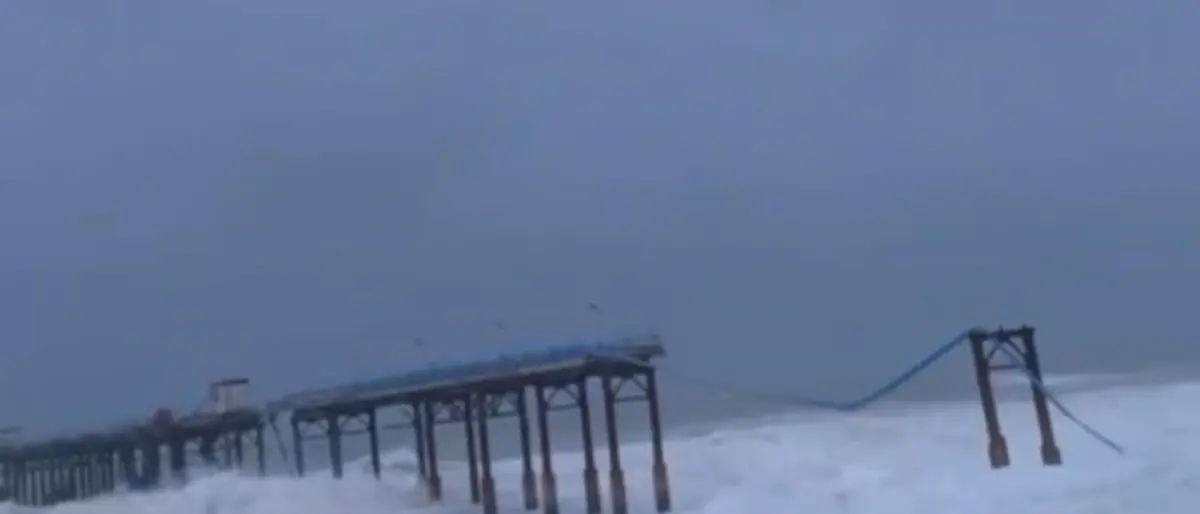 Maltempo, a Siderno il mare divora il vecchio pontile\n