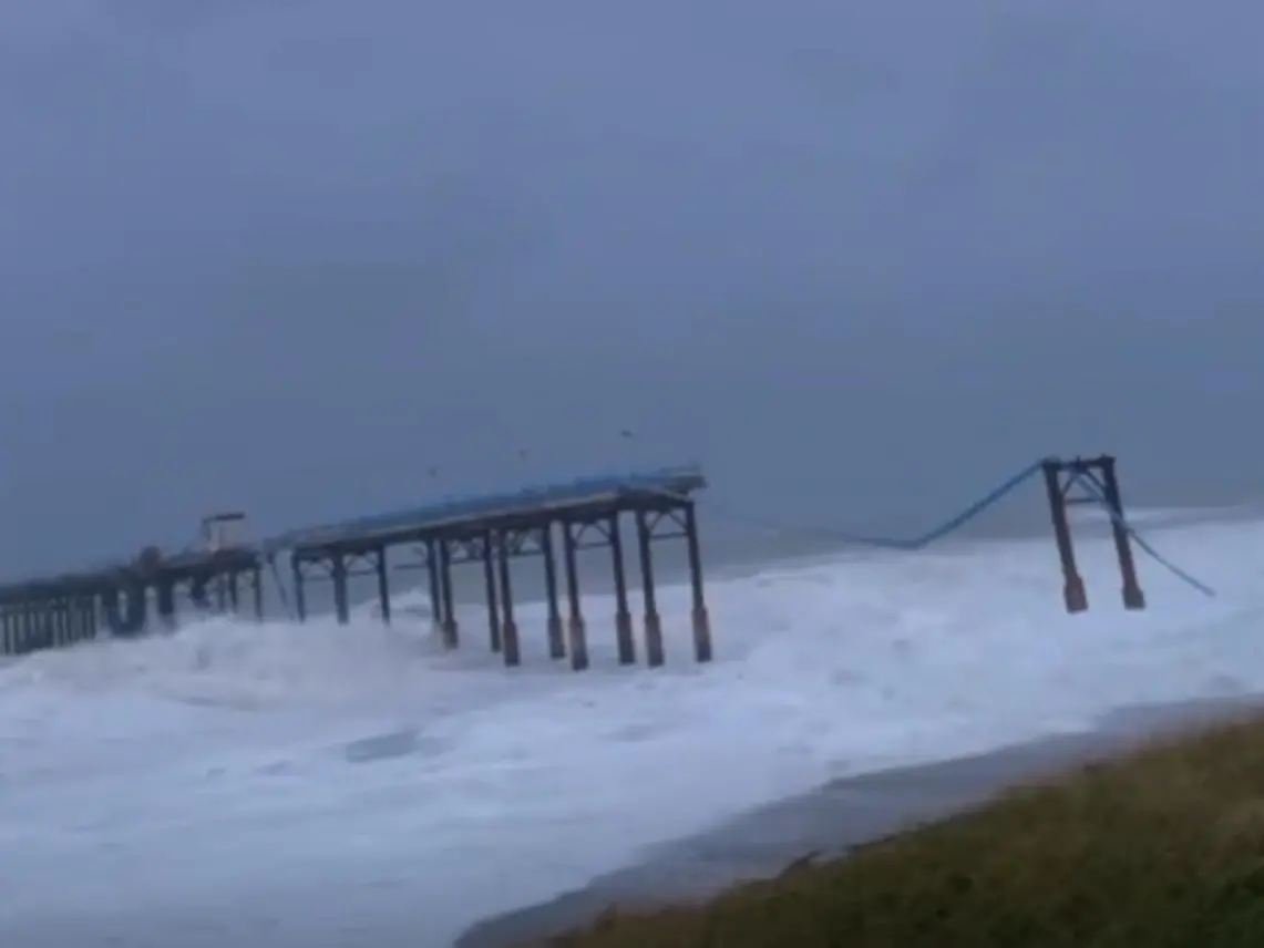 Maltempo, a Siderno il mare divora il vecchio pontile