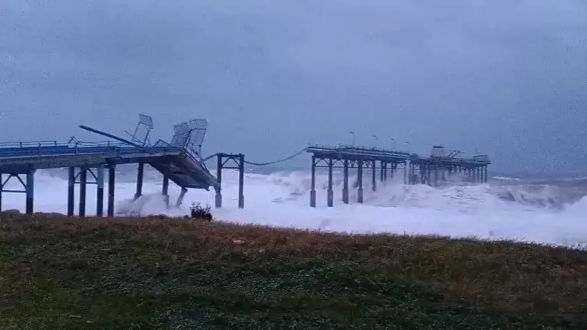 La furia del mare spezza il pontile di Siderno, il momento del crollo nel VIDEO