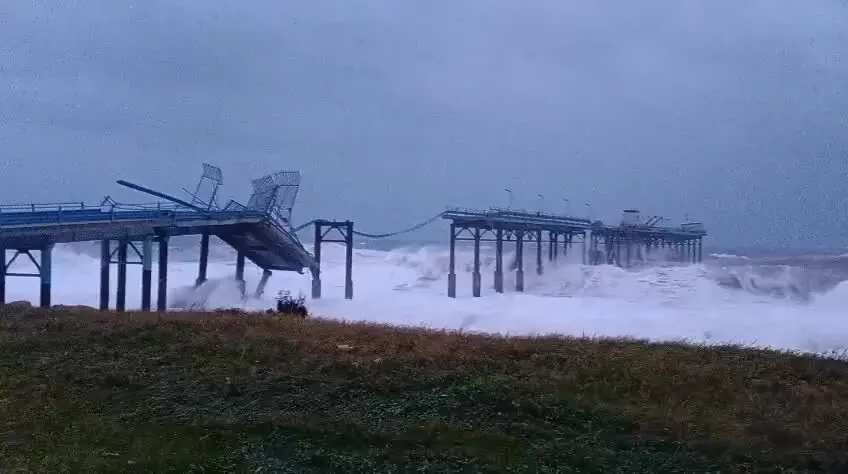 La furia del mare spezza il pontile di Siderno, il momento del crollo nel VIDEO