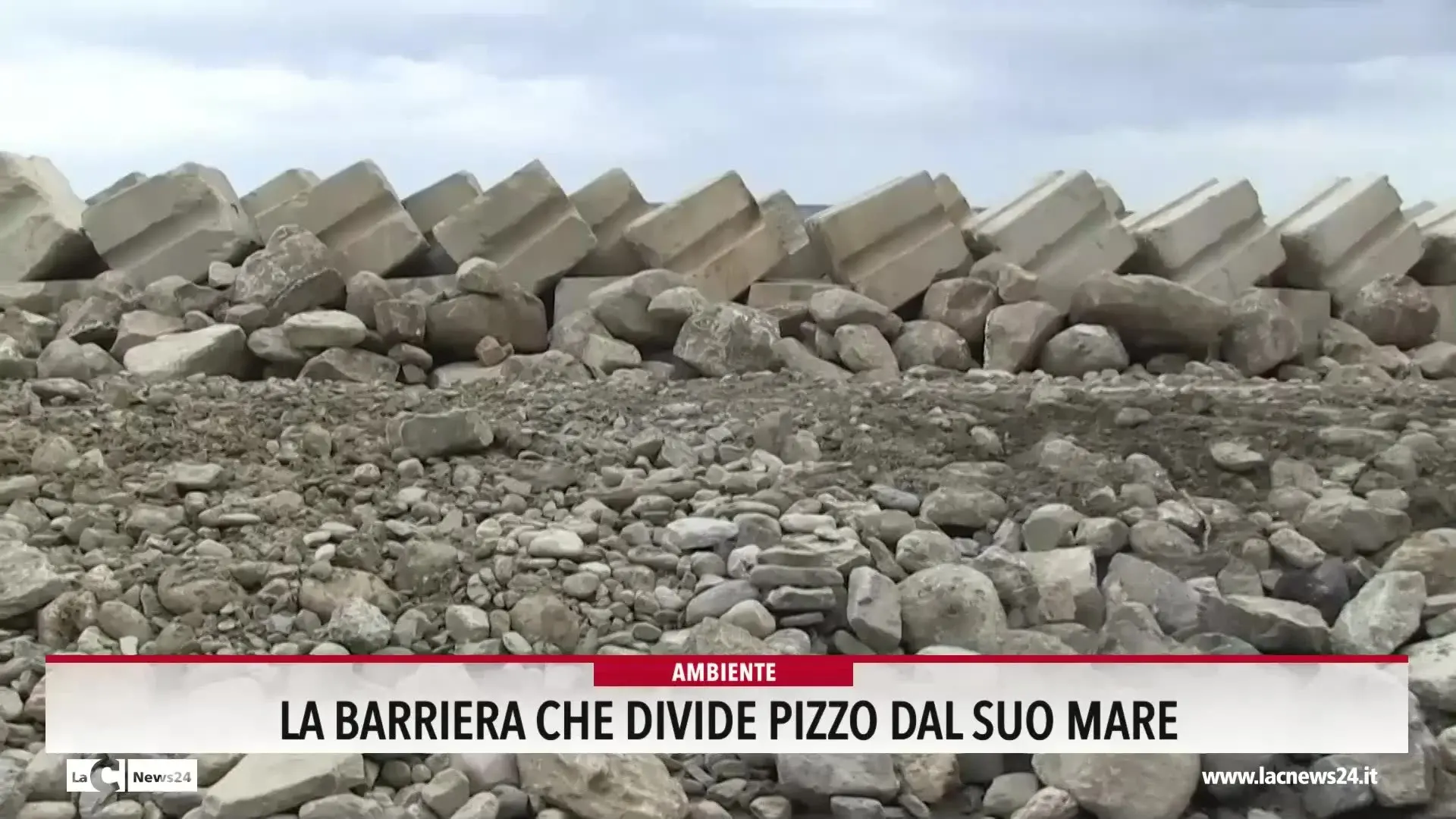 La barriera che divide Pizzo dal suo mare