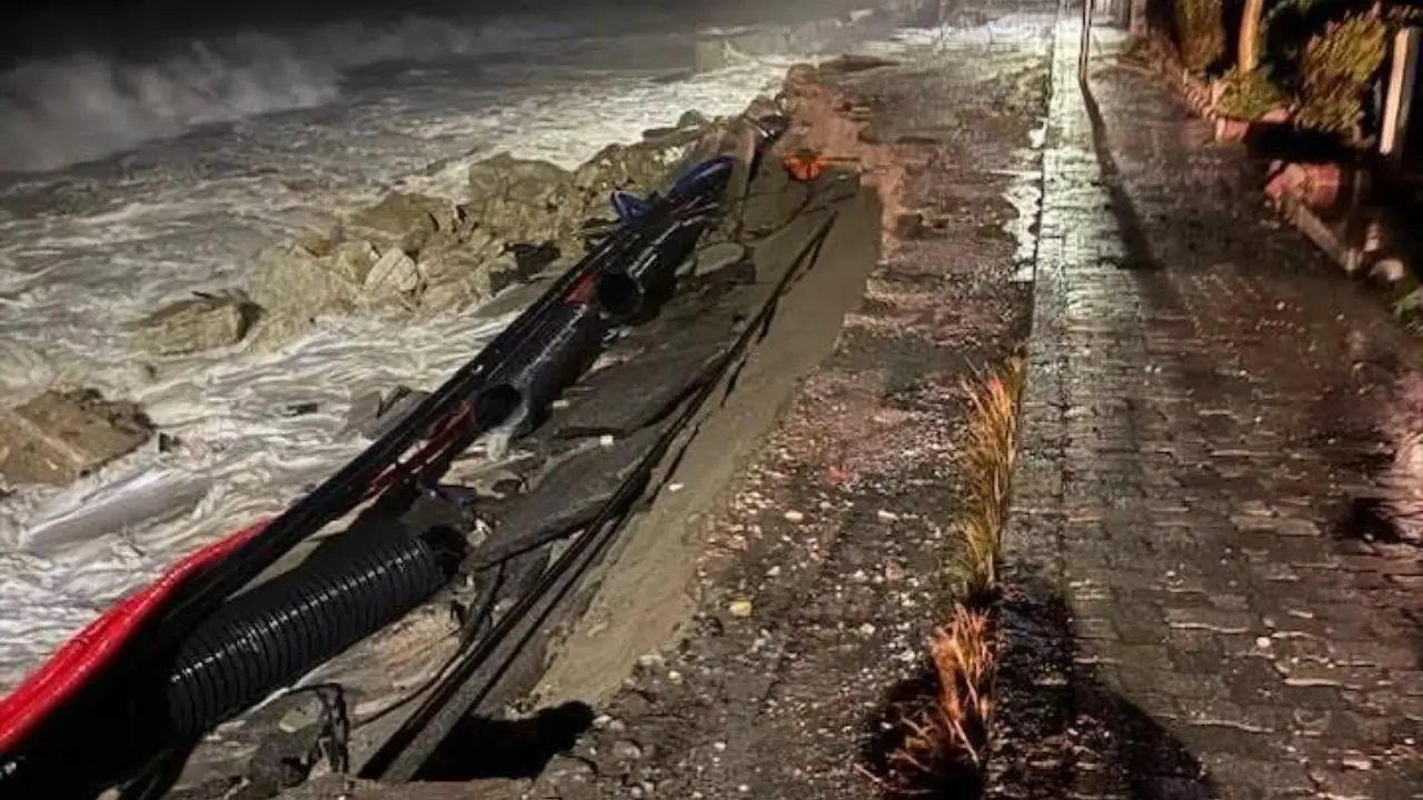 Allerta Rossa, il mare in tempesta devasta il lungomare di Bova Marina