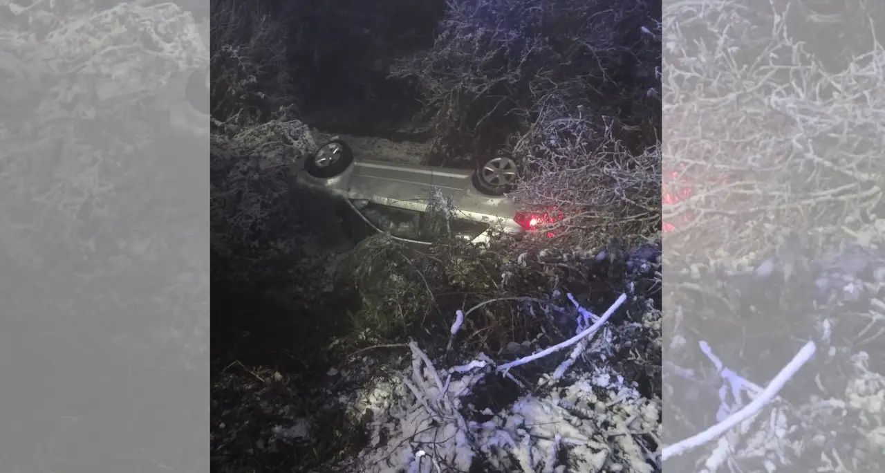 Incidente stradale a San Giovanni in Fiore, finiscono in un burrone con l’auto: illesi due giovani