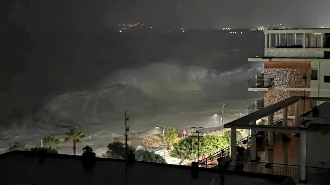La furia del ciclone Harry si abbatte su Catanzaro, mare in tempesta e onde altissime: notte di paura - VIDEO
