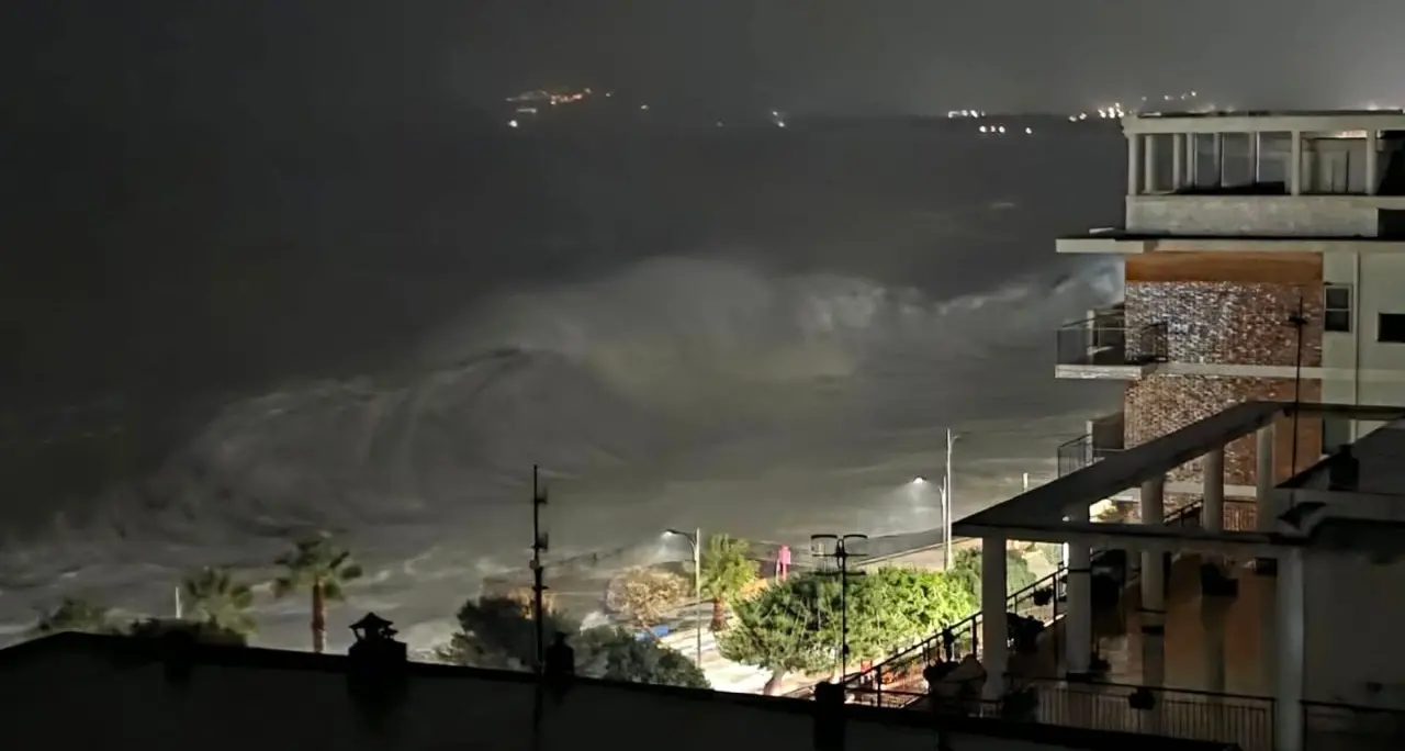 La furia del ciclone Harry si abbatte su Catanzaro, mare in tempesta e onde altissime: notte di paura –\u00A0VIDEO\n\n\n