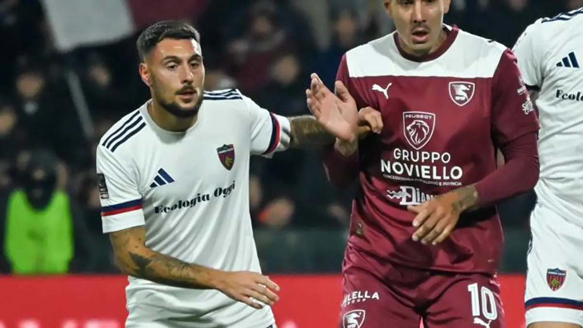 Pietro Ciotti, il terzino del Cosenza Calcio in azione