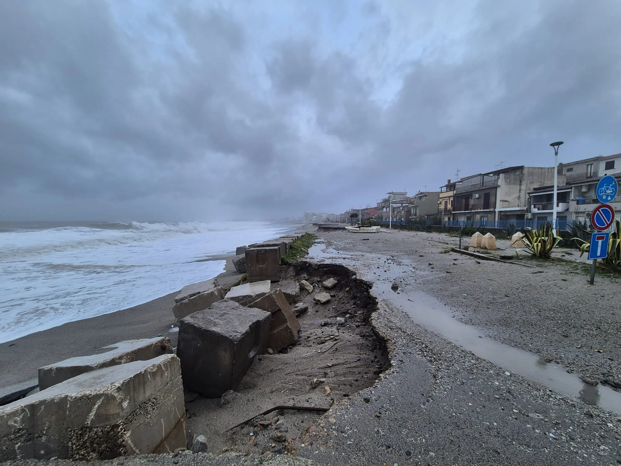 Ciclone Harry, la notte più dura per la Locride: crolli e allagamenti sui lungomari