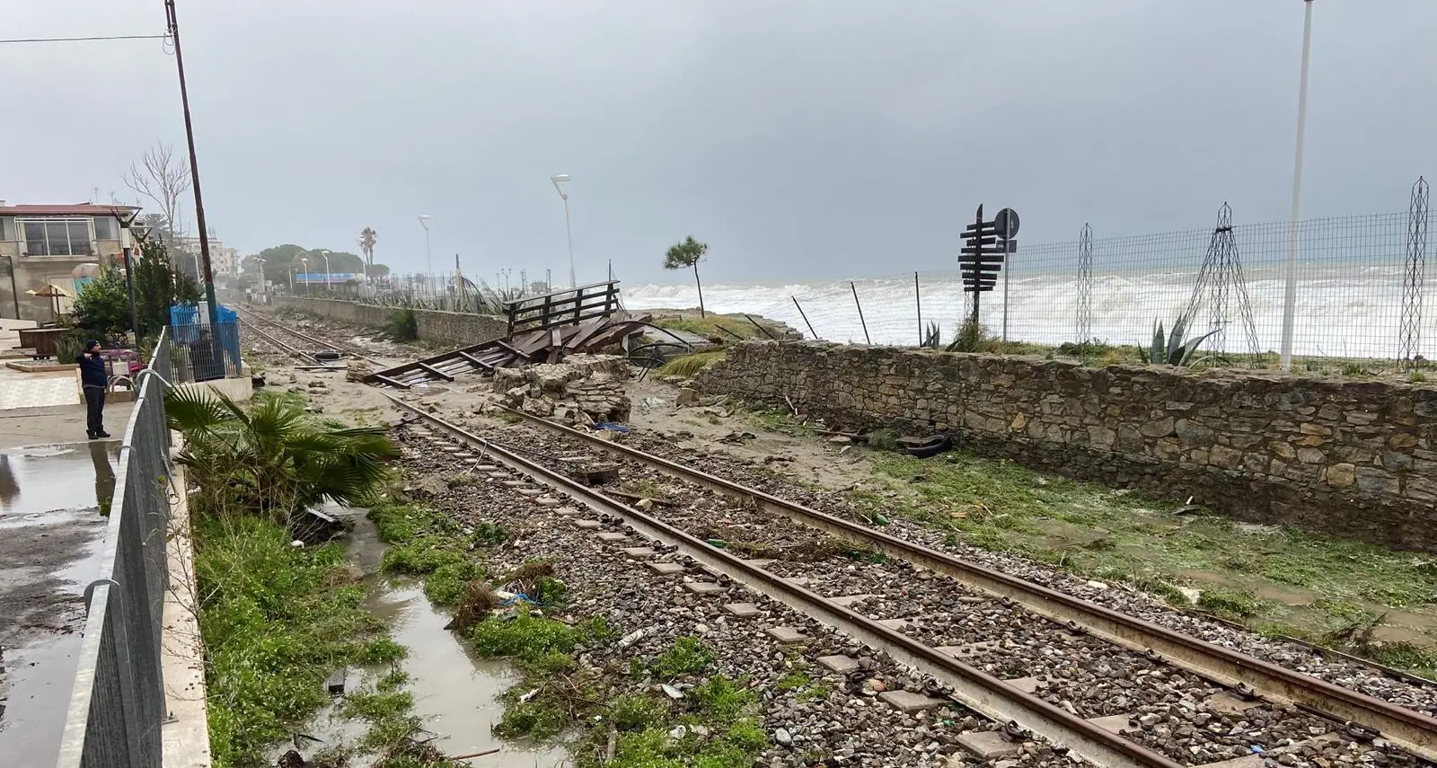 Mareggiata sulla costa tirrenica calabrese, stop ai treni: Intercity e Frecciarossa bloccati per oltre 100 minuti\n