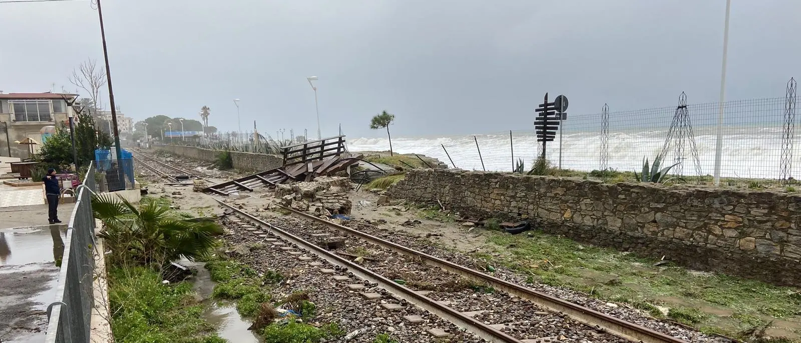 Mareggiata sulla costa tirrenica calabrese, stop ai treni: Intercity e Frecciarossa bloccati per oltre 100 minuti\n