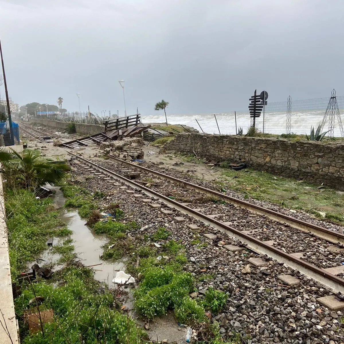 Burrasca sulla costa tirrenica calabrese, stop ai treni: Intercity e Frecciarossa bloccati per oltre 100 minuti\n