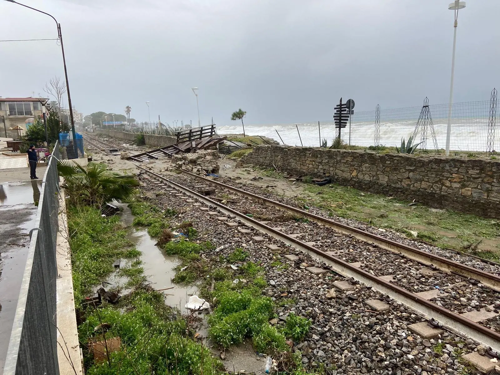 Mareggiata sulla costa tirrenica calabrese, stop ai treni: Intercity e Frecciarossa bloccati per oltre 100 minuti\n