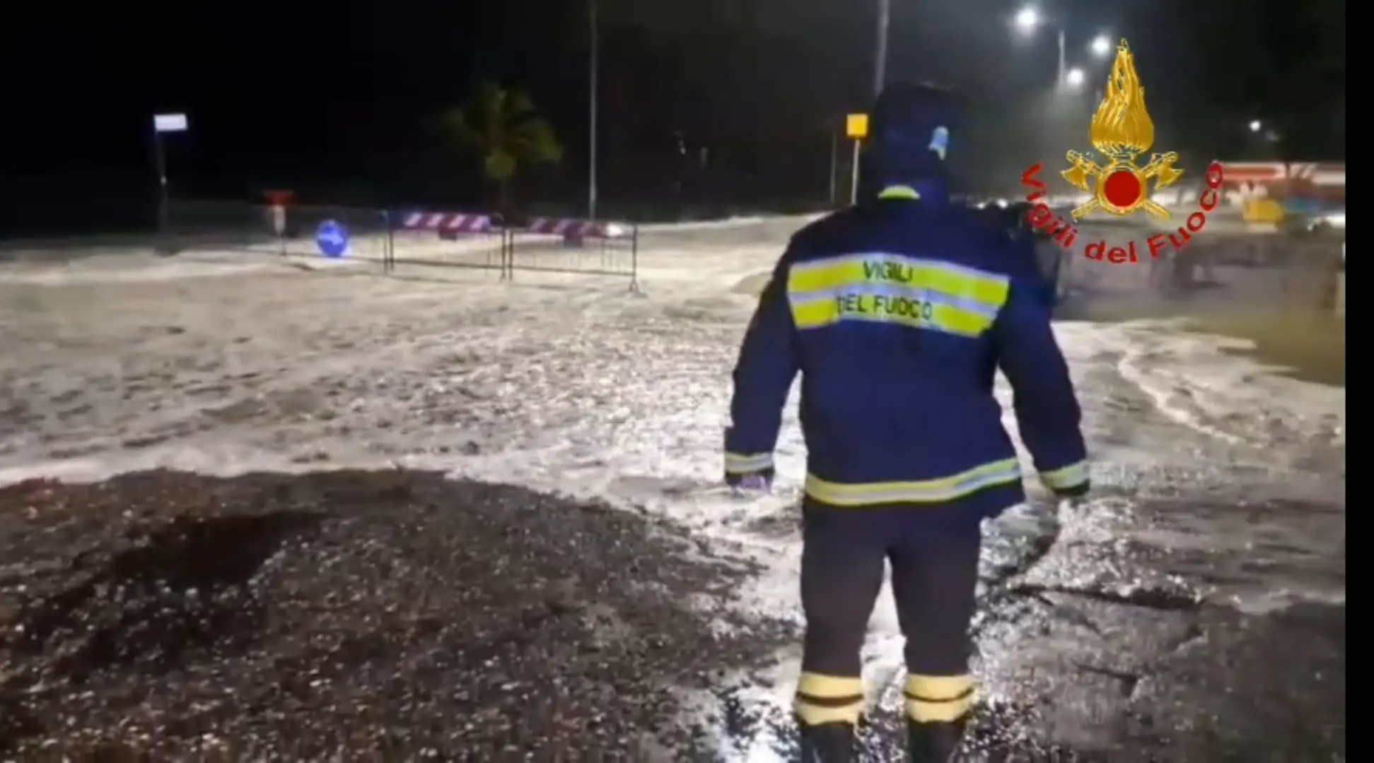 Catanzaro Lido allagata, i Vigili del fuoco salvano un uomo rimasto bloccato all’interno\u00A0della propria auto\n\n\n