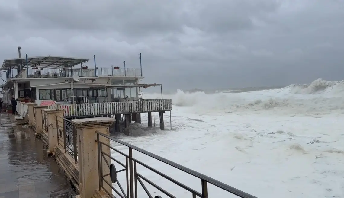 Cirò Marina, le mareggiate mettono a dura prova lungomare e porto